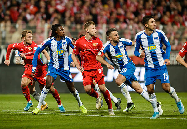  赛前体能课后；波特兰开拓者主帅复盘备战葡超；气氛紧张；阵容厚度经受考验